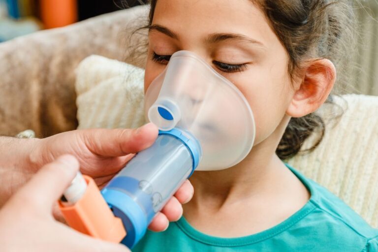 A asma se caracteriza por uma dificuldade respiratória, afetando os pulmões da criança. Acompanhe a leitura!